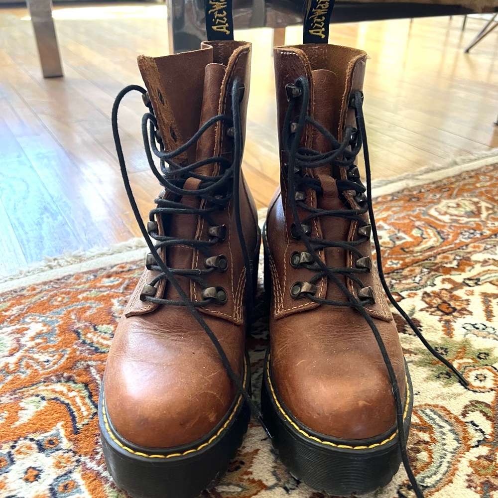 Dr. Martens Leona Boot